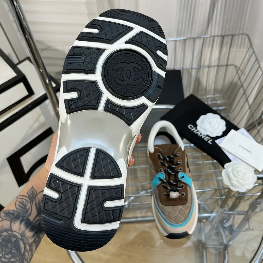 👟👟Ex-factory price 560👟👟 Chanel Chanel - 2022 counter top casual sports shoes This classic design; the upper is electro-embroidered with a variety of techniques; the outsole is fashionable and sporty; it is unusual to incorporate a variety of color matching elements... The diversified mix and match is very good-looking and versatile, casual, fashionable, sports and outdoor can be taken into account... ꫛꫀꪝ Go➫ Material: ❶Upper is made of: Original imported high mercerized smooth cow suede + electric embroidery technology + imported breathable mesh ❷Inner use: original imported breathable mesh ❸Outsole based on: original TPU combination outsole Counter boutique packaging complete set for women 35–42 men 38–46